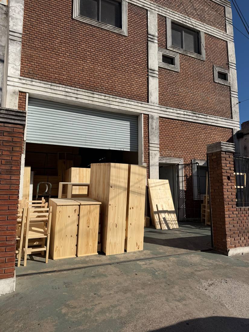 Frente de la fábrica con muebles de pino listos para entregar